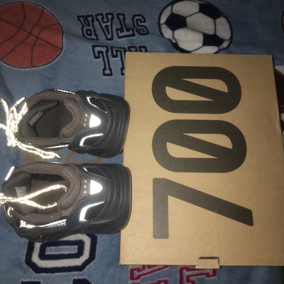 Yeezy 700 - Picture 3 of 5